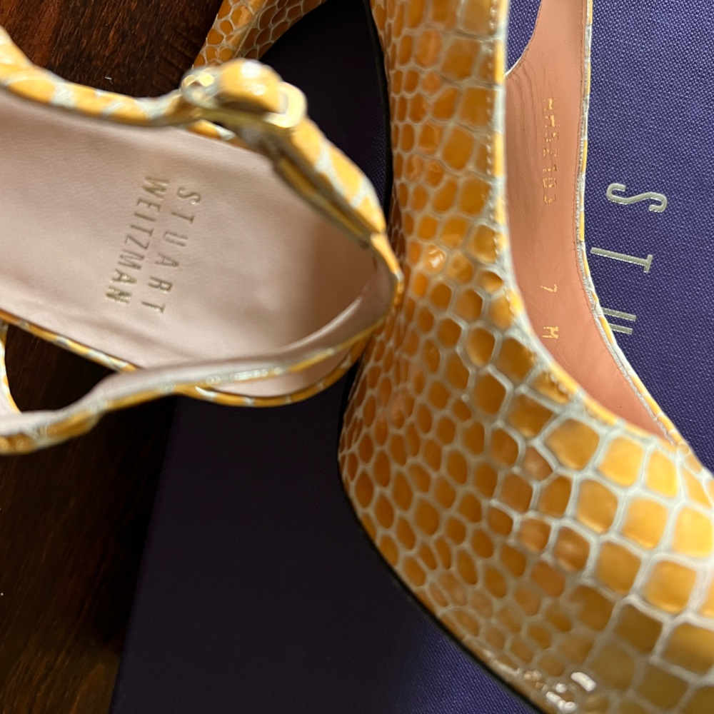 Stuart Weitzman Women’s size 7 Peep Toe Slingback Gold - Picture 2 of 5